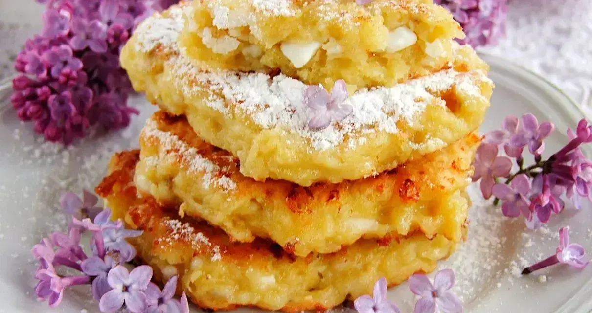 Fit placuszki z serka wiejskiego i banana, posypane cukrem pudrem i ozdobione bzem. Pyszne i zdrowe!