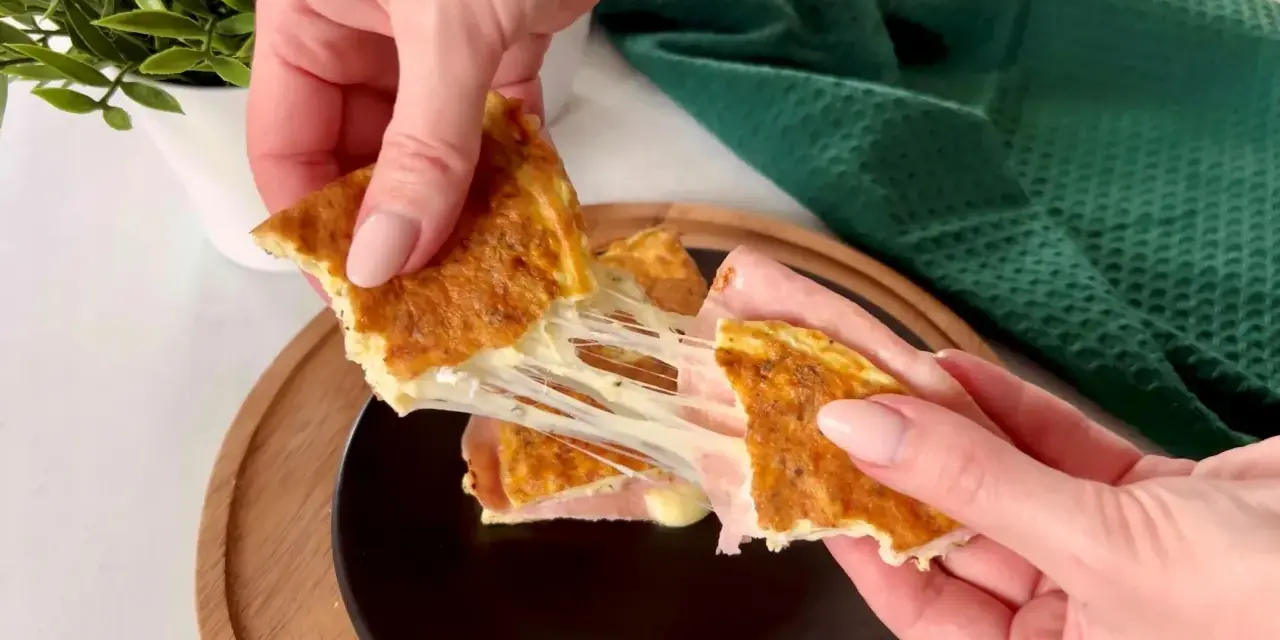Rozciągający się ser w omlecie low carb z szynką. Idealny na szybkie śniadanie.