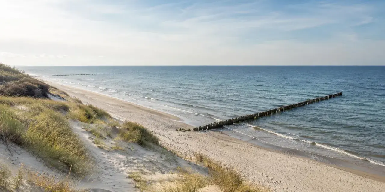 Piękne, piaszczyste plaże i spokojne morze. Idealne miejsce na wakacje nad Bałtykiem, gdzie można odpocząć od zgiełku.