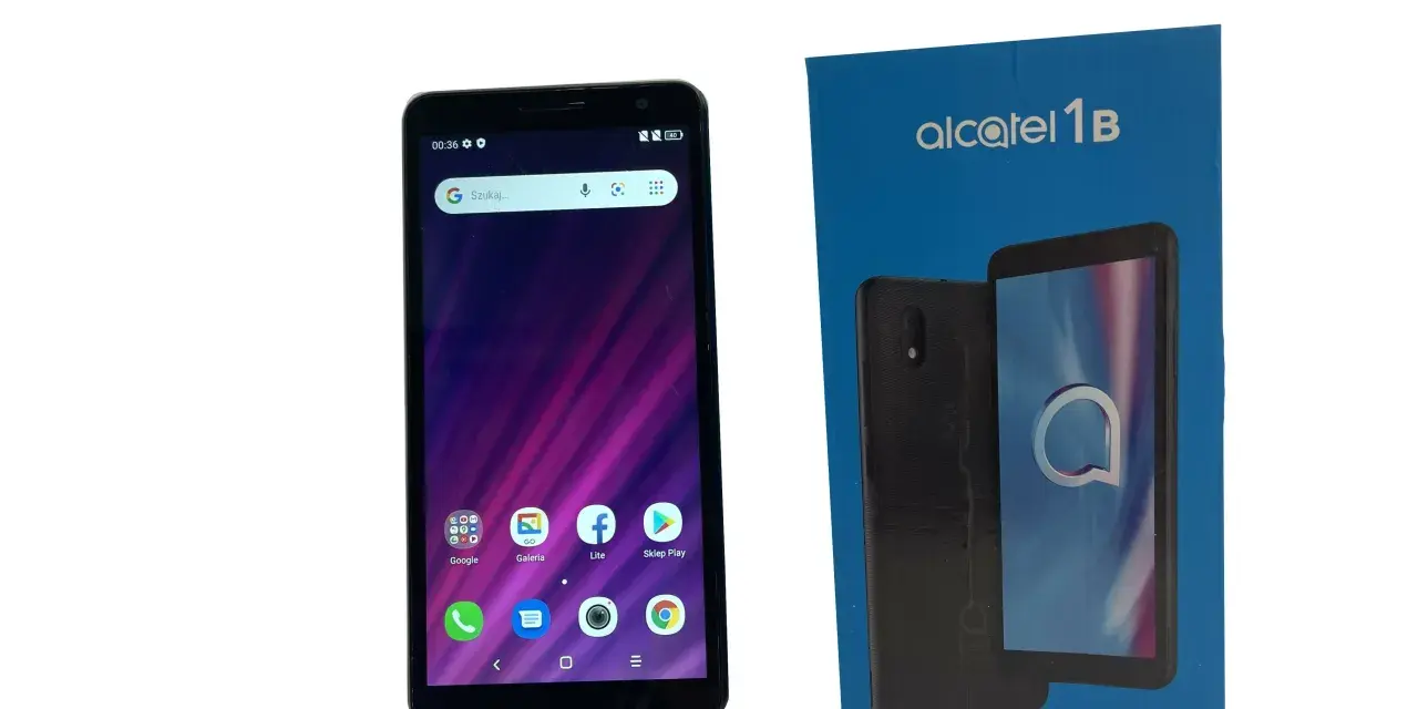 Smartfon Alcatel 1 B z fioletową tapetą i ikonami aplikacji, obok niebieskie pudełko z tym samym modelem telefonu.