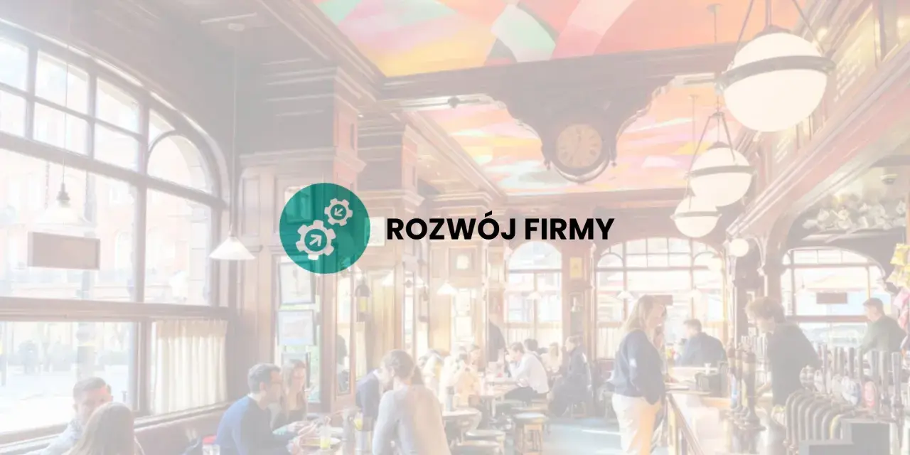 Wnętrze pubu z ludźmi przy stolikach i barze. Ikona i napis "Rozwój Firmy" sugerują, jak założyć drink bar.