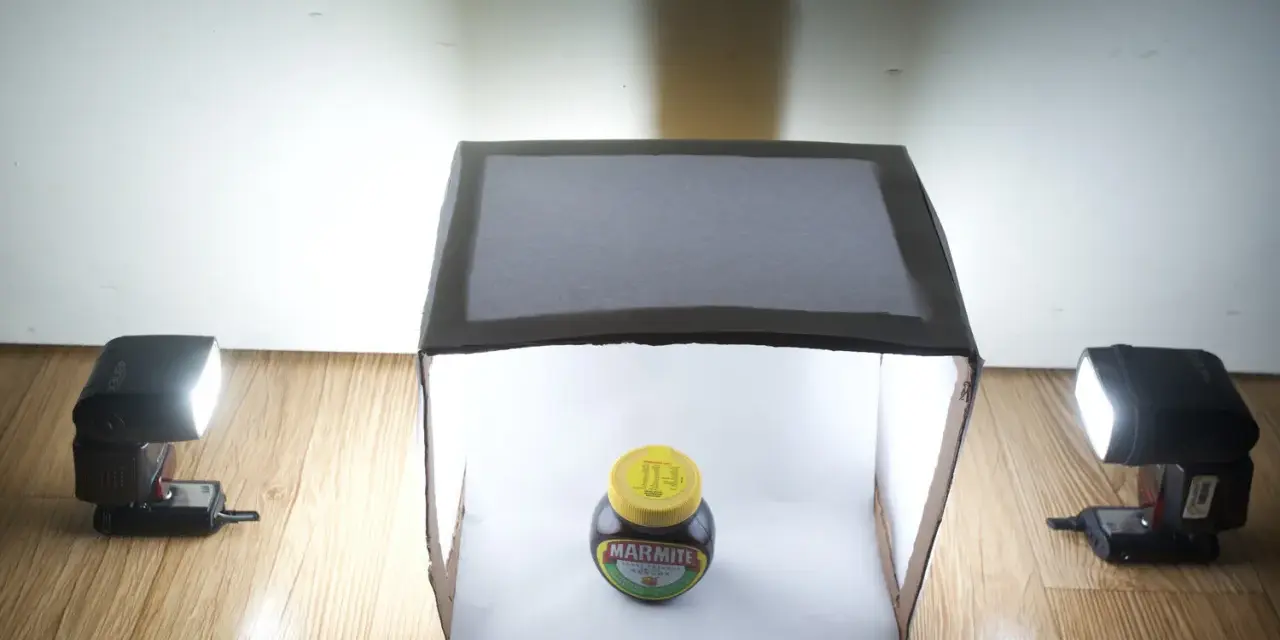 Słoik Marmite w domowym namiocie bezcieniowym DIY, oświetlony lampami błyskowymi.