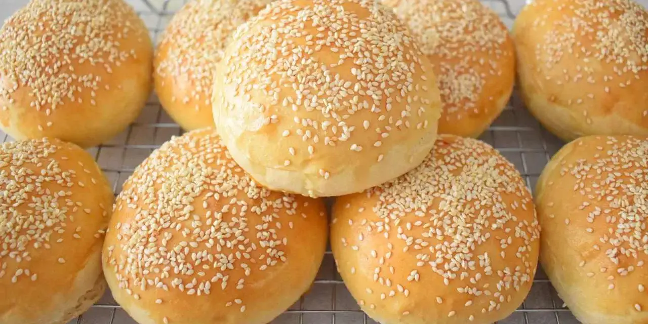 Szybkie bułki do burgerów na sodzie: Bez wyrastania w 30 minut!