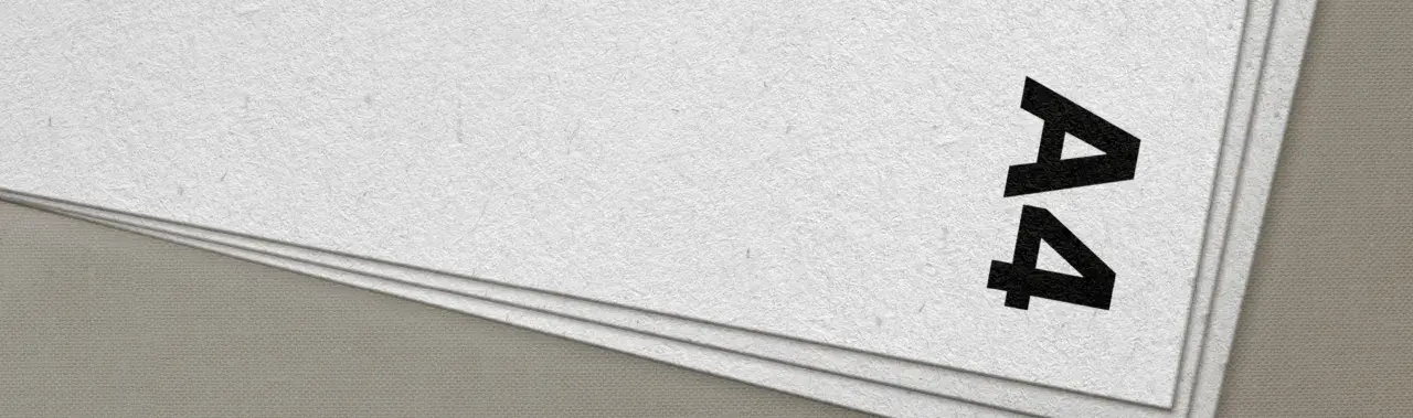 En stapel papper i A4 storlek mm, med texten "A4" tryckt i svart på det översta arket.