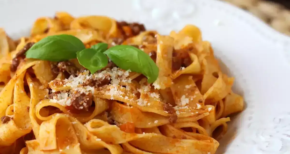 Breite Bandnudeln mit herzhaftem Ragout Bolognese, garniert mit frischem Basilikum und Parmesan. Ein Klassiker, der immer schmeckt.