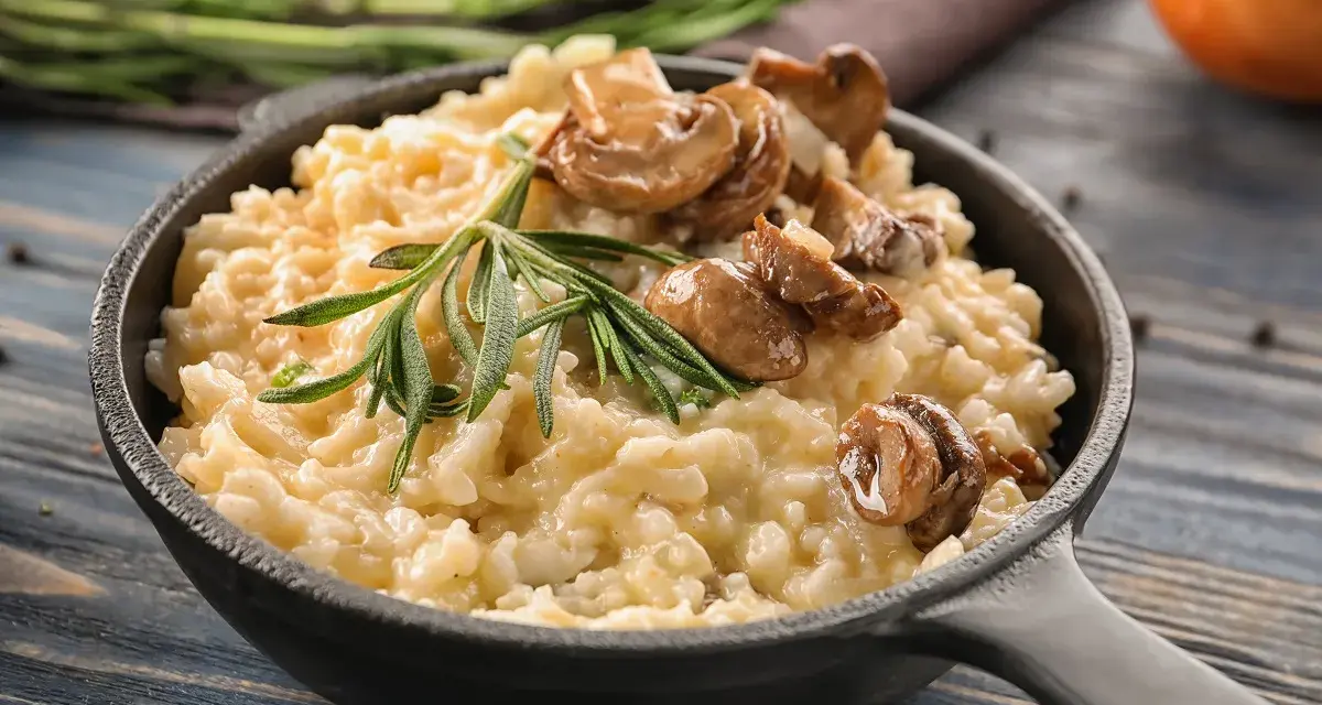 Cremoso risotto de champiñones, con romero fresco. El mejor arroz para risotto, cremoso y delicioso.