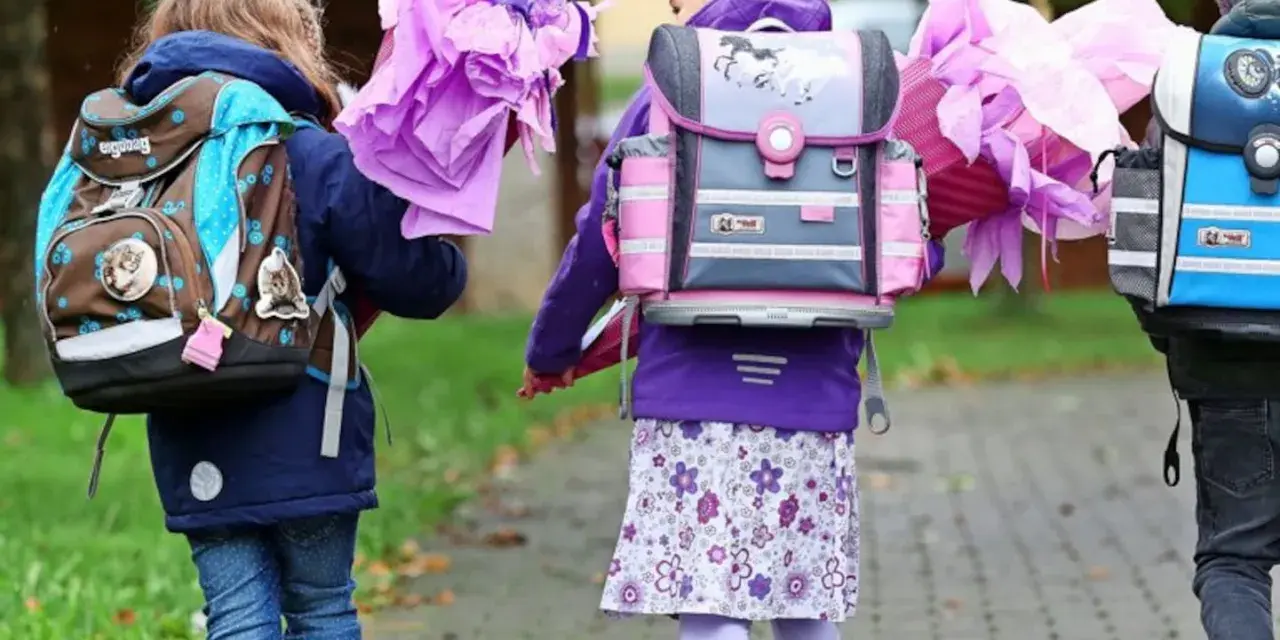Drei Kinder mit Schultüten und Ranzen auf dem Weg zur Einschulung Niedersachsen 2026.
