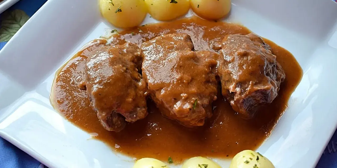 Carrilleras al vino tinto, tiernas y jugosas, bañadas en una rica salsa, acompañadas de patatas cocidas. Un plato casero que reconforta.
