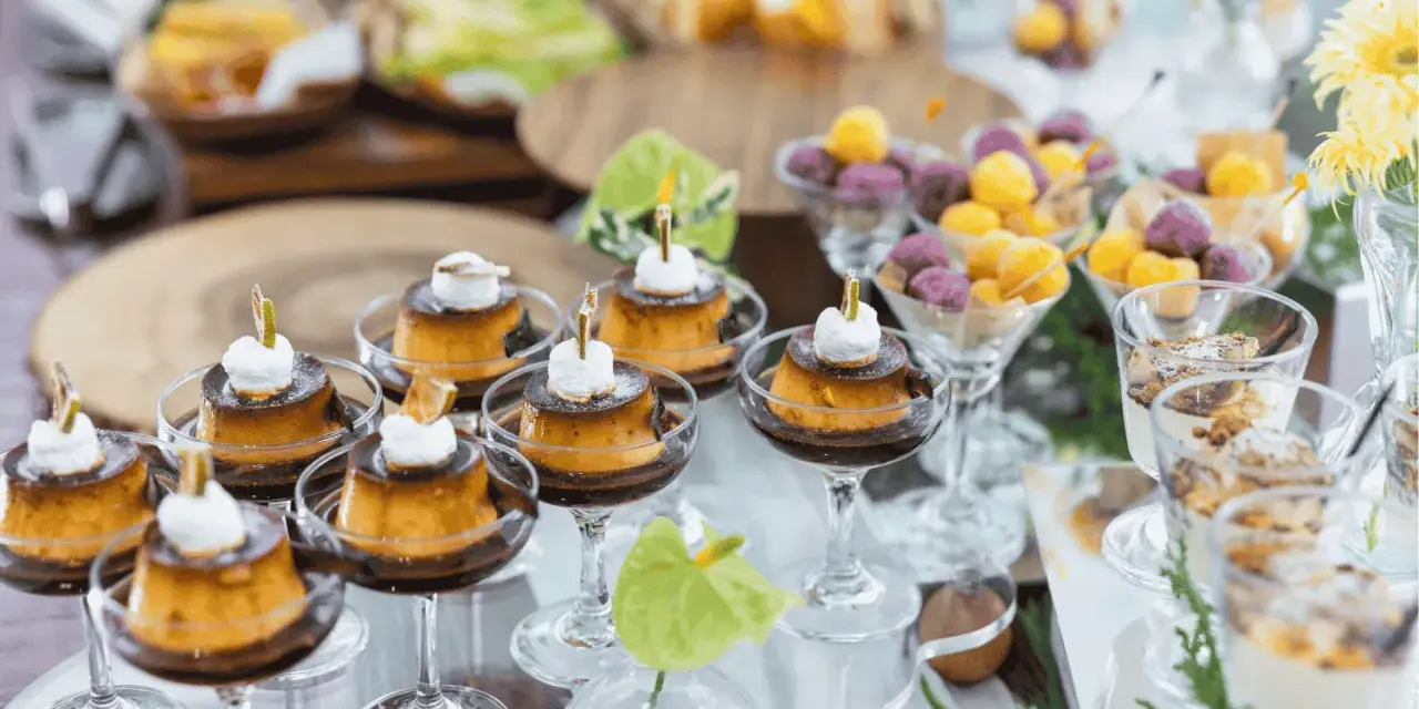 Köstliche kleine Karamellpudding-Desserts mit Sahne und Früchtebällchen – tolle Buffet Ideen für jede Feier.