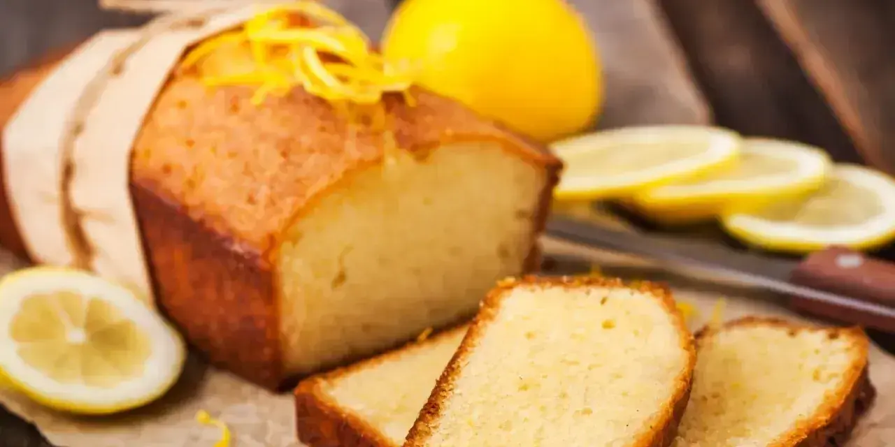 Babka piaskowa przepis babci: puszysty, cytrynowy keks z kandyzowaną skórką, podany z plasterkami cytryny.