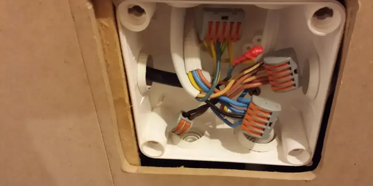 Instalacja elektryczna w puszce: jak rozdzielić kabel elektryczny na dwa za pomocą złączek.