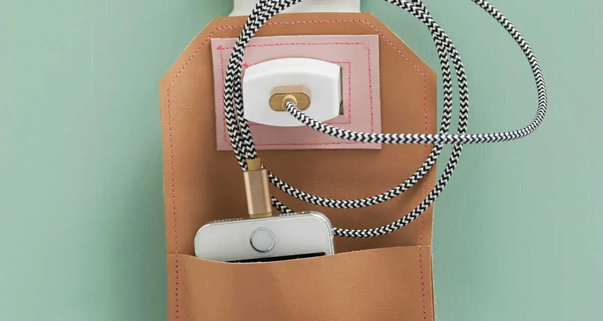 Patron couture pour coudre une pochette en cuir et tissu pour téléphone portable, avec câble et prise.