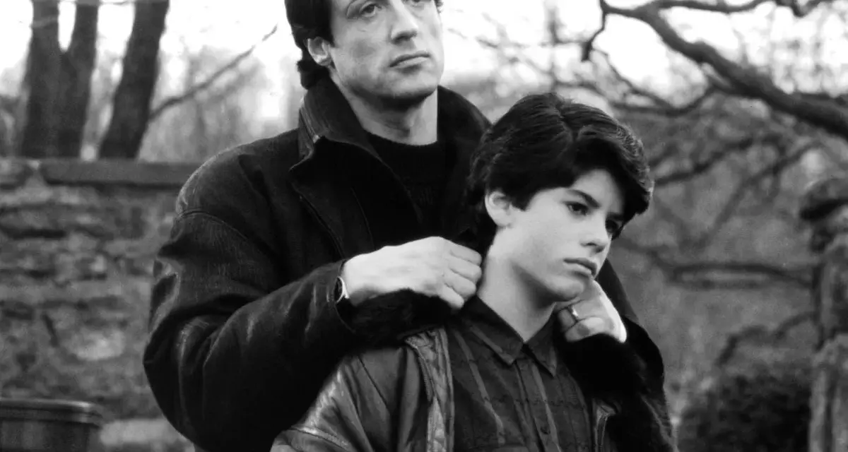 Sylvester Stallone con uno dei suoi figli, un momento di riflessione tra padre e figlio.