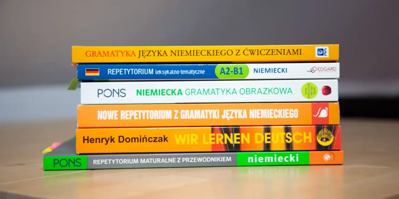 Stos książek do nauki niemieckiego: "Gramatyka języka niemieckiego", "Repetytorium", "Wir lernen Deutsch". Gotowe lekcje niemieckiego czekają!