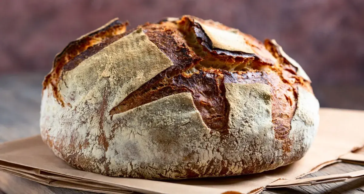 Pane fatto in casa con lievito di birra, croccante fuori e morbido dentro, pronto per essere gustato.