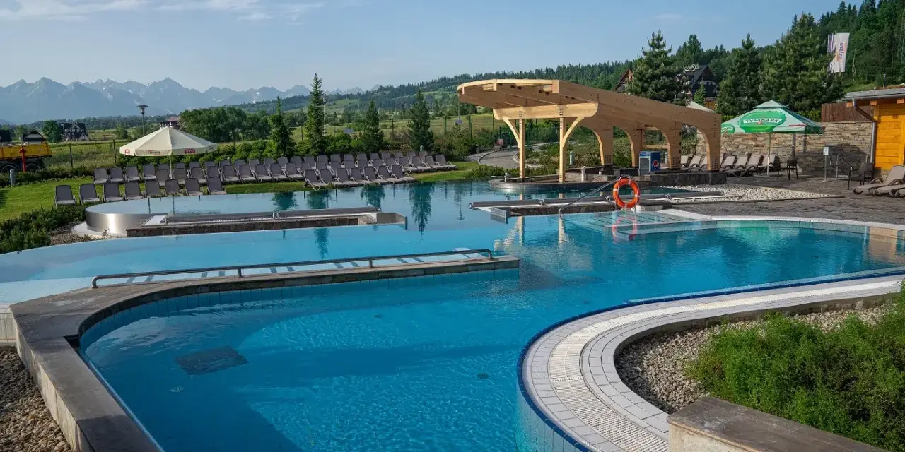 Baseny termalne w Bukowinie Tatrzańskiej. Sprawdź cennik i zrelaksuj się z widokiem na Tatry.