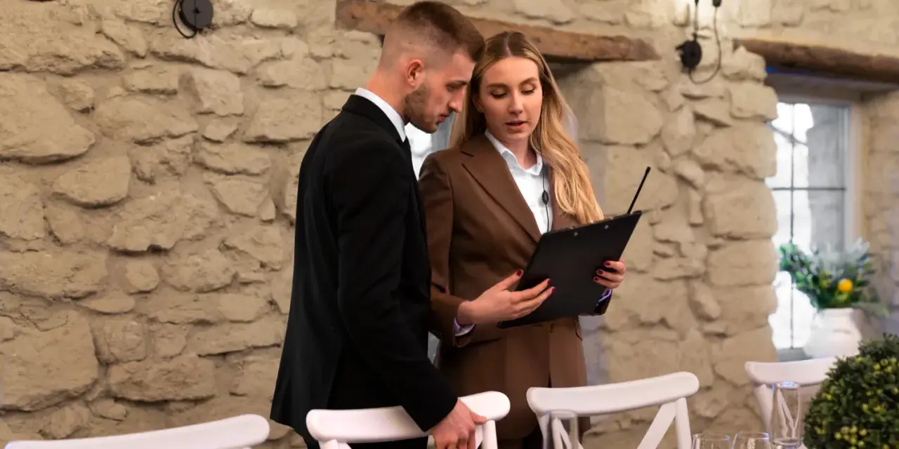Para jak zakończyć wesele z klasą, omawia rozliczenia i pożegnanie gości.