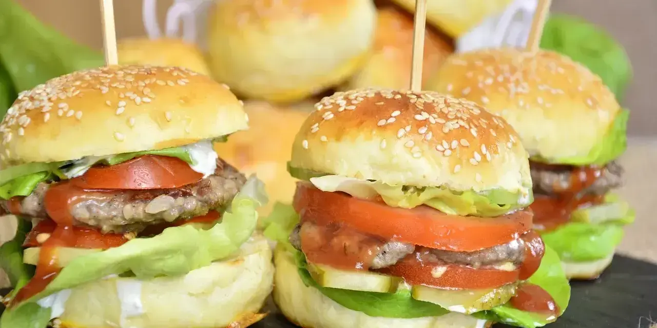 Mini burgery przepis na imprezę. Soczyste kotlety, świeże warzywa i puszne bułeczki. Idealne na każdą okazję!