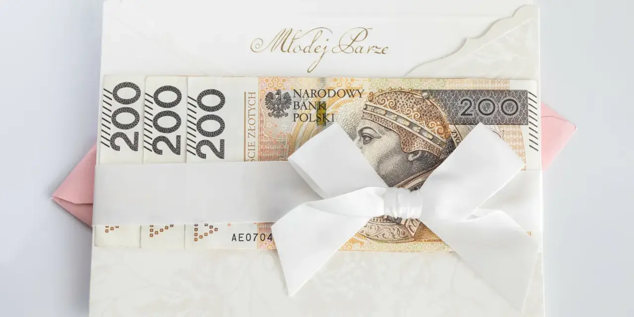 Elegancka koperta z napisem "Młodej Parze", ozdobiona banknotami 200 zł i białą wstążką. Idealny sposób, jak udokumentować pieniądze z wesela.