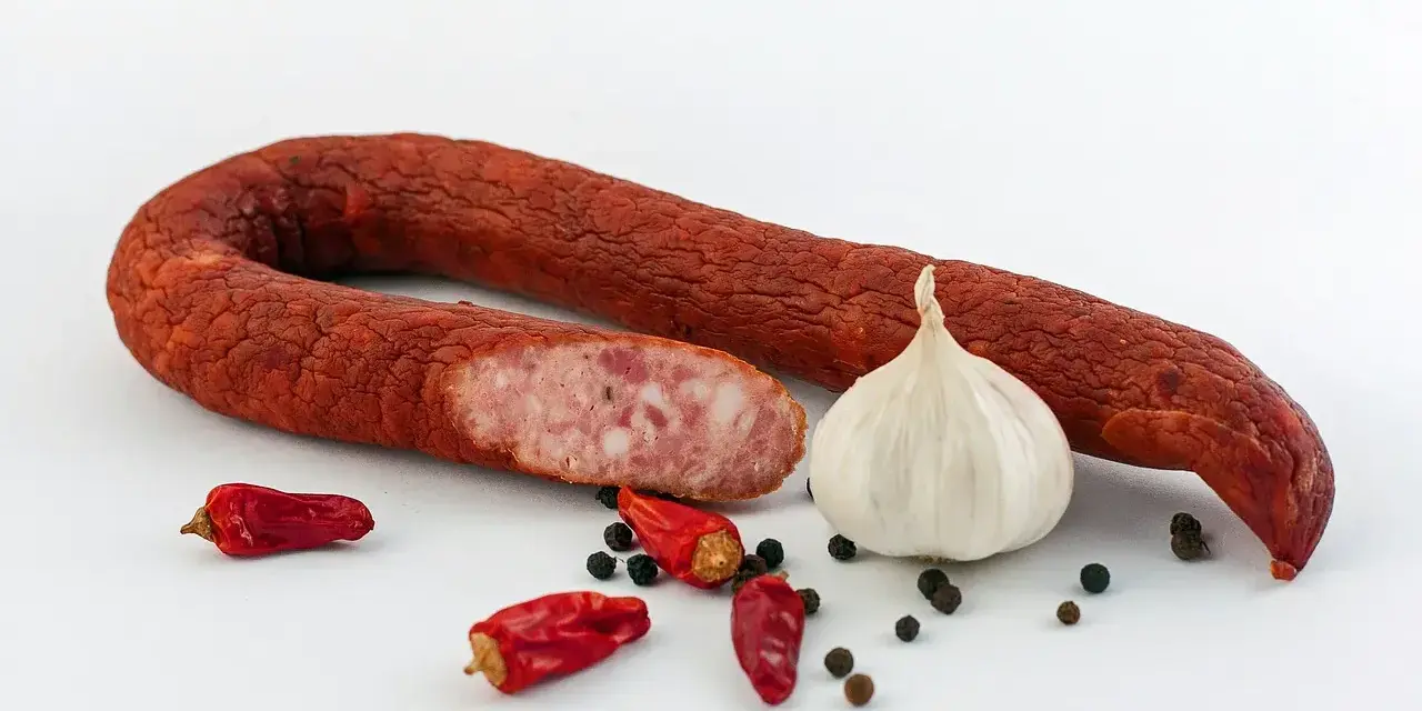Wędzona kiełbasa, czosnek, papryczki chili i pieprz. Idealne składniki do peklowania na mokro, by uzyskać wyrazisty smak.
