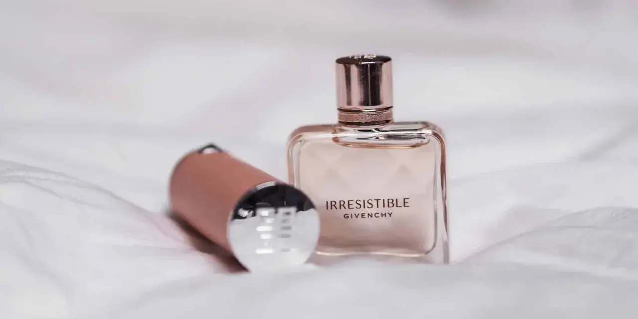 Jak przewieźć perfumy w samolocie? Uniknij konfiskaty!