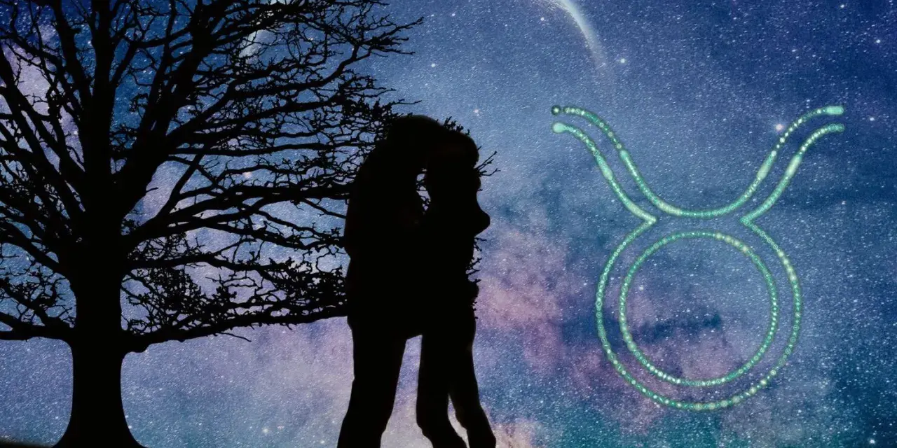 Sylwetka pary całującej się pod drzewem na tle nocnego nieba z księżycem i symbolem Byka. Byk znak zodiaku charakterystyka.