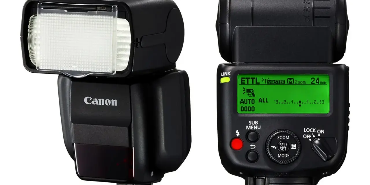 Deux flashs Canon, l'un montrant la tête du flash et l'autre le panneau de contrôle avec l'indication "ETTL" et "utilisation flash cobra".