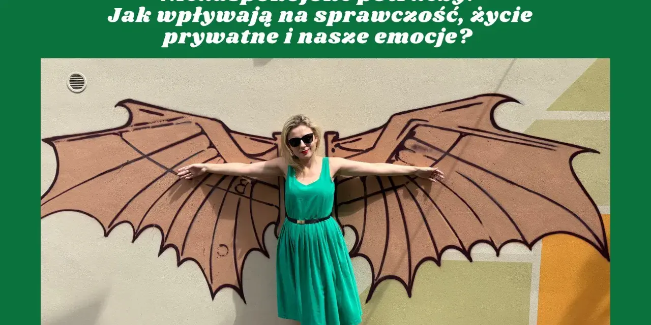 Kobieta w zielonej sukience stoi przed muralem z brązowymi skrzydłami.