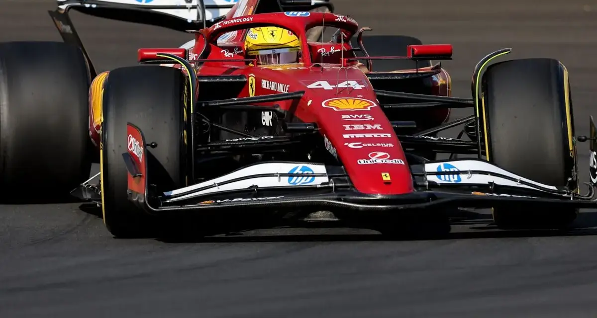 Coche de Fórmula 1 rojo de Ferrari en acción, listo para el Gran Premio de China.