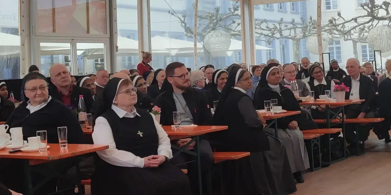 Versammlung von Ordensschwestern und Geistlichen, die auf einer Liste katholischer Orden stehen könnten.