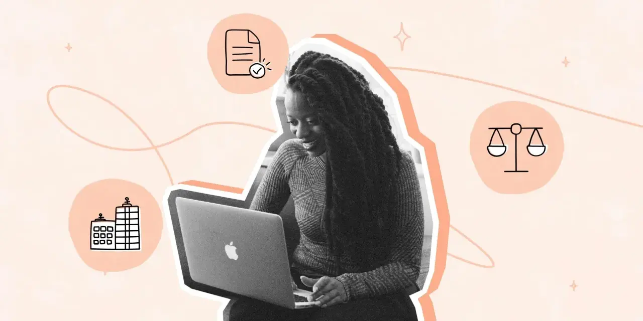 Mujer trabajando en laptop, rodeada de iconos que representan los pasos para crear una empresa: edificio, documento con visto bueno y balanza.