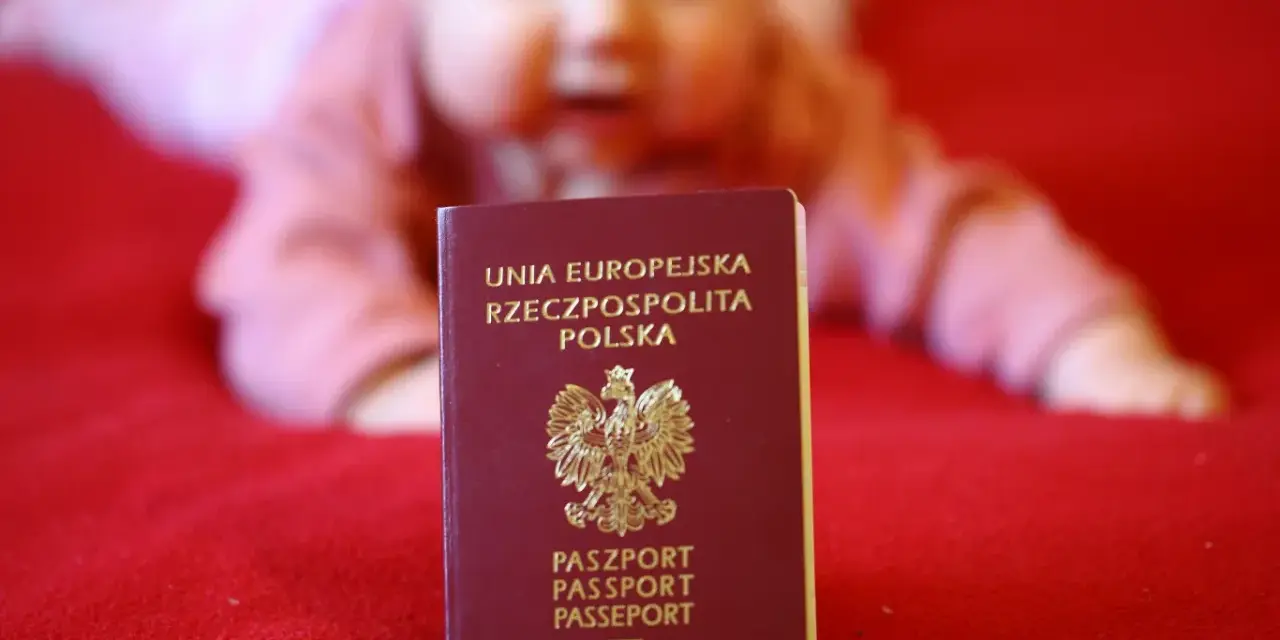 Polski paszport dla dziecka, ważny dokument na podróże. Dowiedz się, ile kosztuje wyrobienie paszportu dla dziecka.