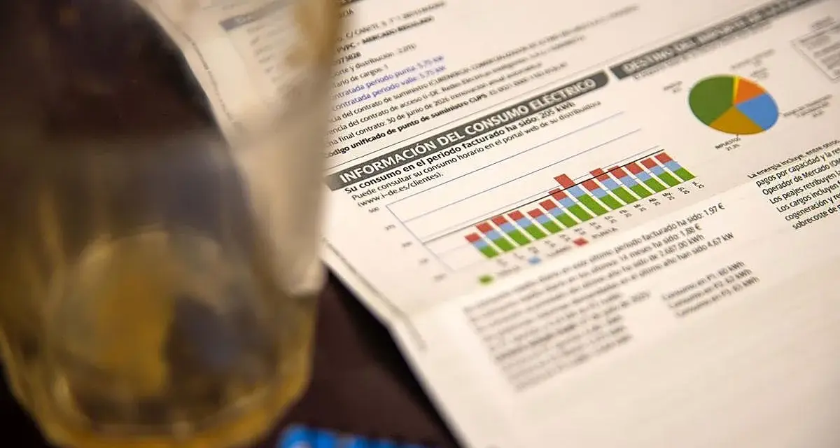 Factura de luz con gráficos de consumo eléctrico. Parece un documento que detalla qué es una SCP, su consumo y costes.