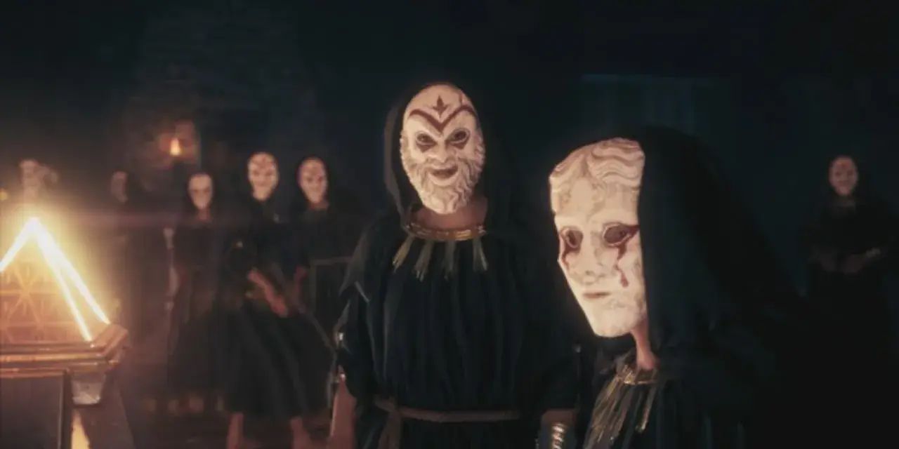 Miembros del culto de Kosmos, con túnicas oscuras y máscaras blancas, se reúnen ante un objeto piramidal brillante.