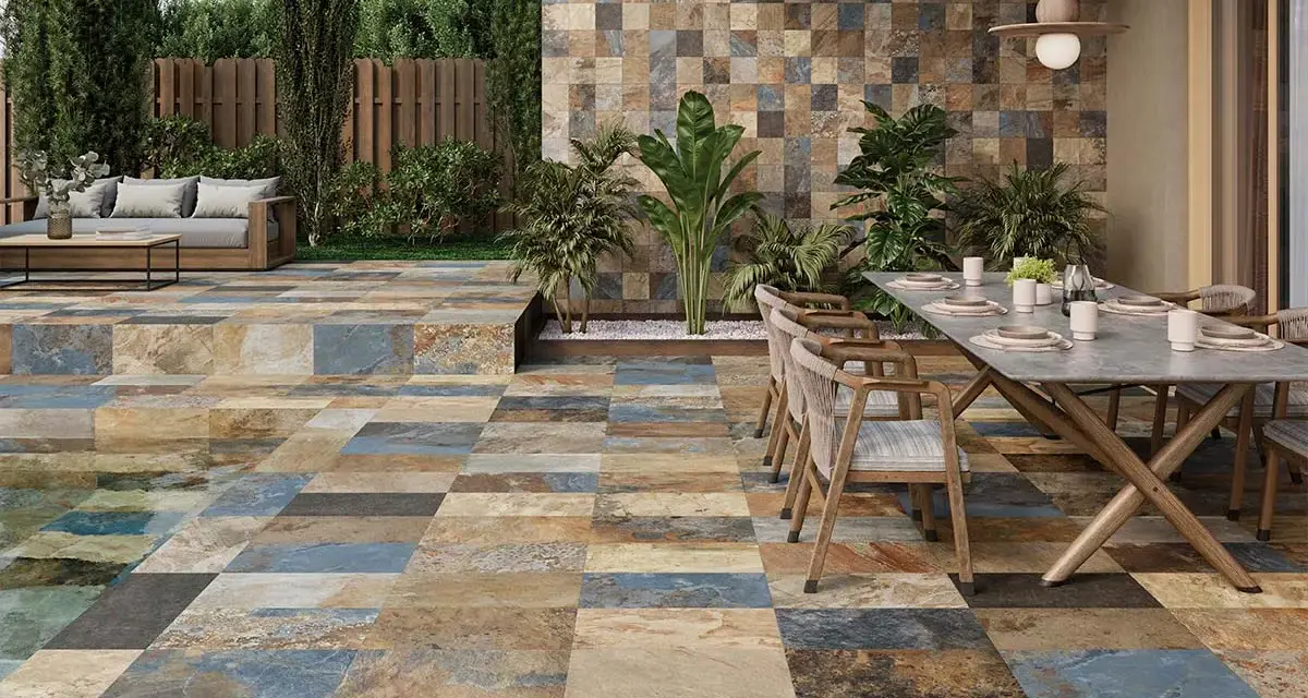 Terraza moderna con suelo de baldosas de colores, antideslizante el mejor suelo para exterior. Mesa y sillas listas para disfrutar.