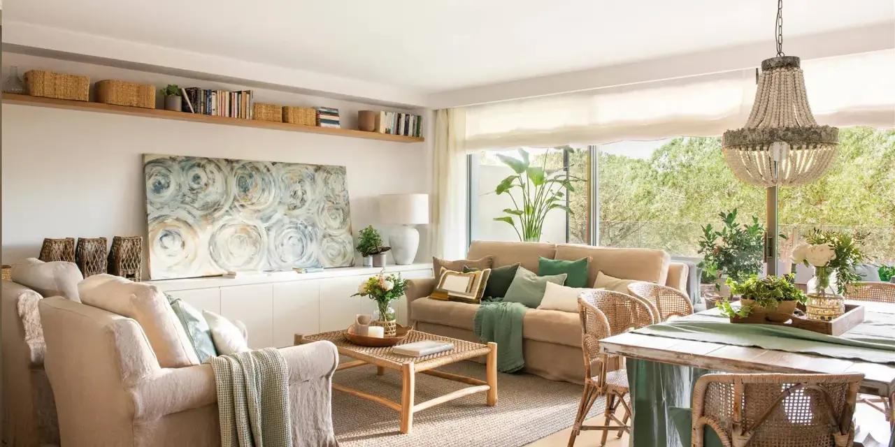 Acogedor salón verde y beige con sofás cómodos, mesa de centro de madera y gran ventanal.