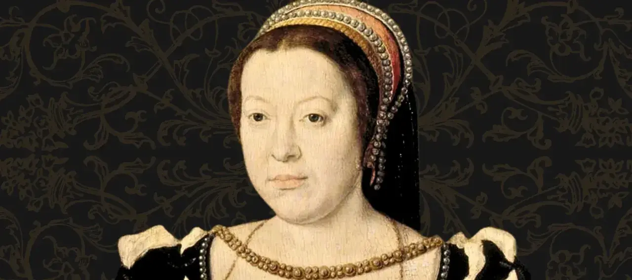 Portrait de Catherine de Médicis jeune, parée d'une coiffe ornée de perles et d'un collier précieux, sur fond ornemental sombre.