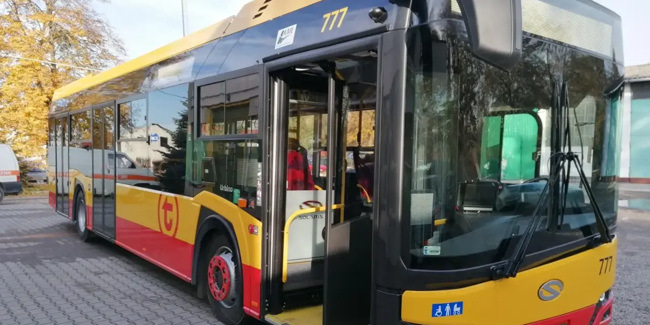 Autobus KML 777 z otwartymi drzwiami, gotowy do odjazdu. Sprawdź kmł rozkład jazdy i wsiadaj!