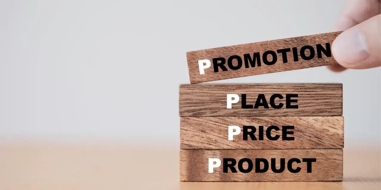 Drewniane klocki z napisami: Product, Price, Place, Promotion.