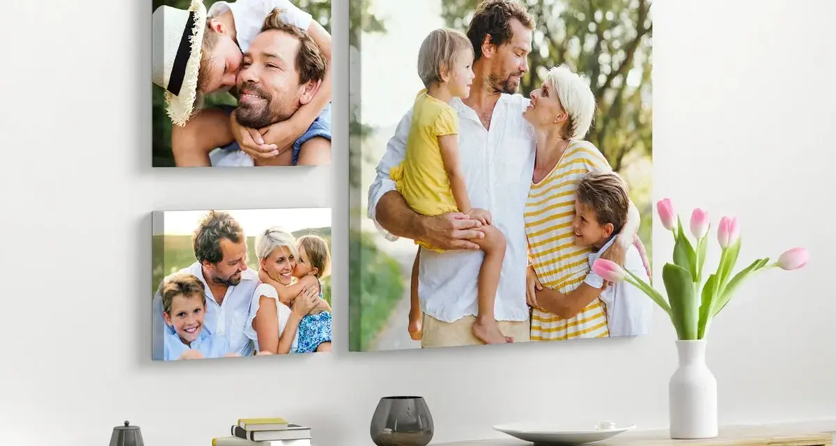Trois toiles format 20f présentent une famille heureuse. Sur la plus grande, les parents câlinent leurs enfants. Une autre montre un père et son fils, et la troisième, une famille souriante.