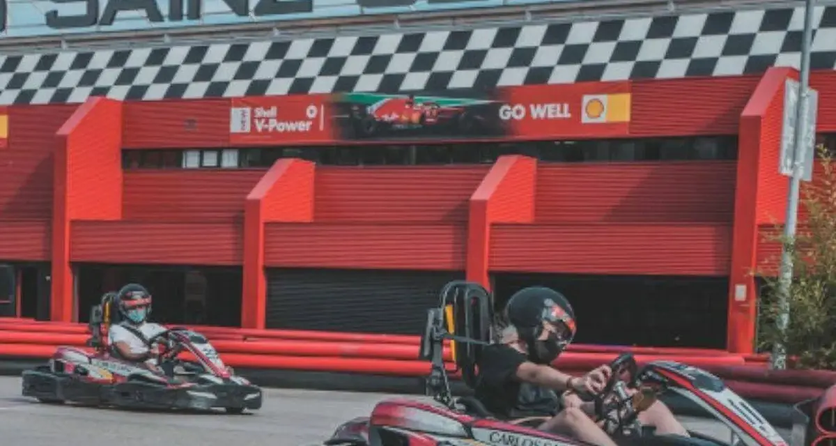 Niños compiten en karts en el Carlos Sainz Center, sintiendo la emoción de las carreras.