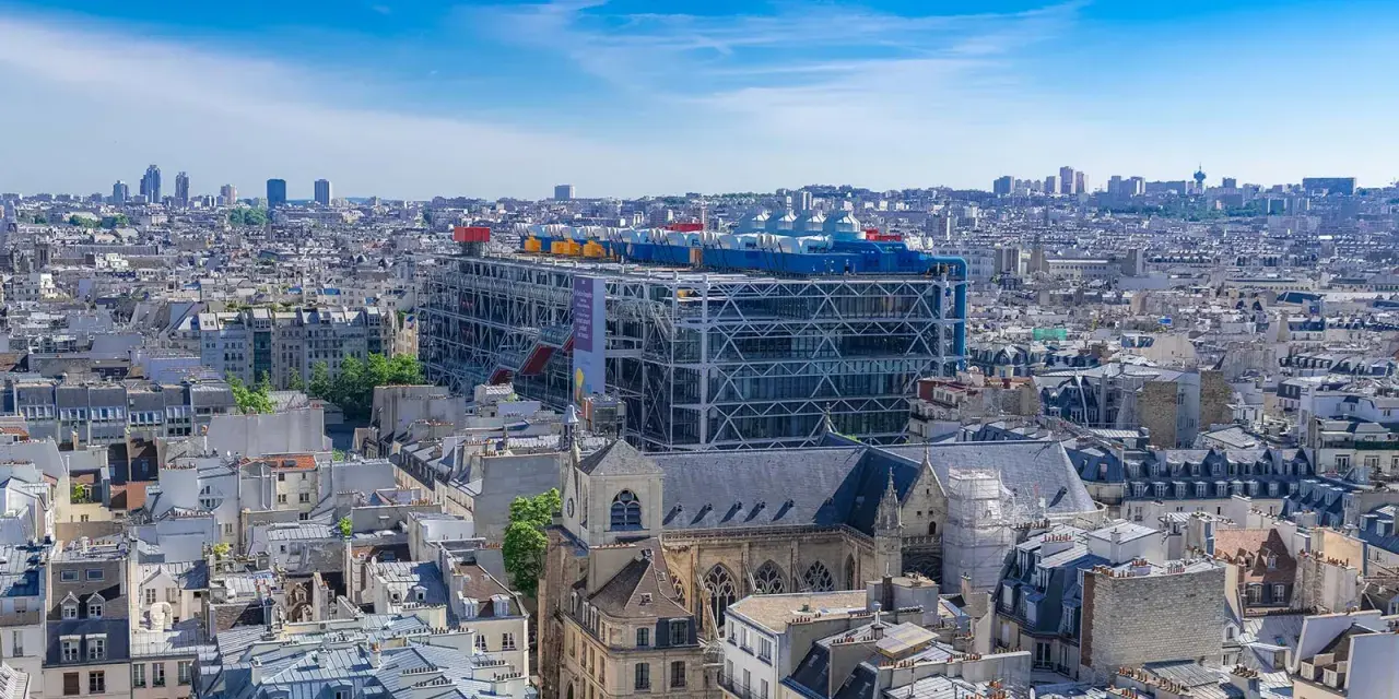 Vista aérea de París con el **Centro Pompidou** destacando entre los tejados.