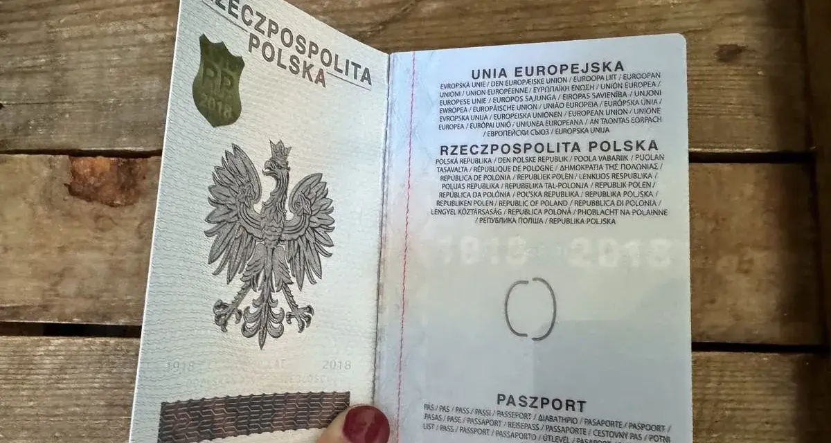 Otwarty polski paszport z godłem orła i tekstem w językach Unii Europejskiej.