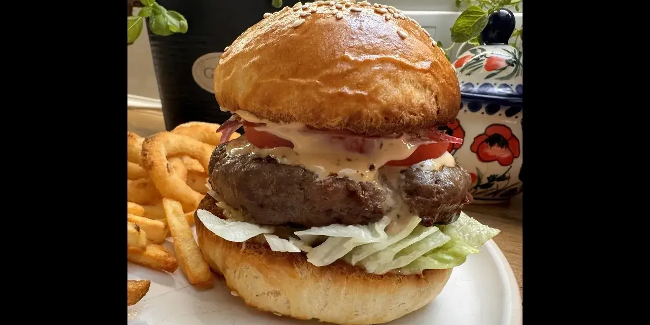 Jak zrobić burgery wołowe, które zachwycą smakiem i soczystością