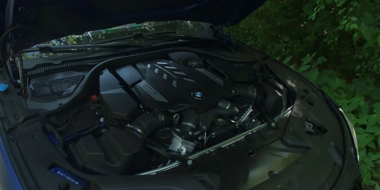 Silnik BMW z napisem "M Performance" gotowy do generowania potężnego momentu obrotowego.