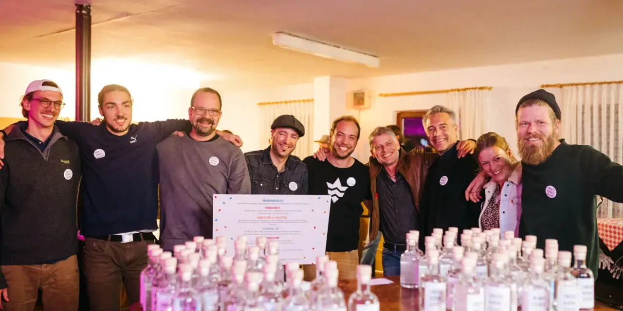 Gruppe feiert mit vielen Flaschen norddeutscher Schnaps.