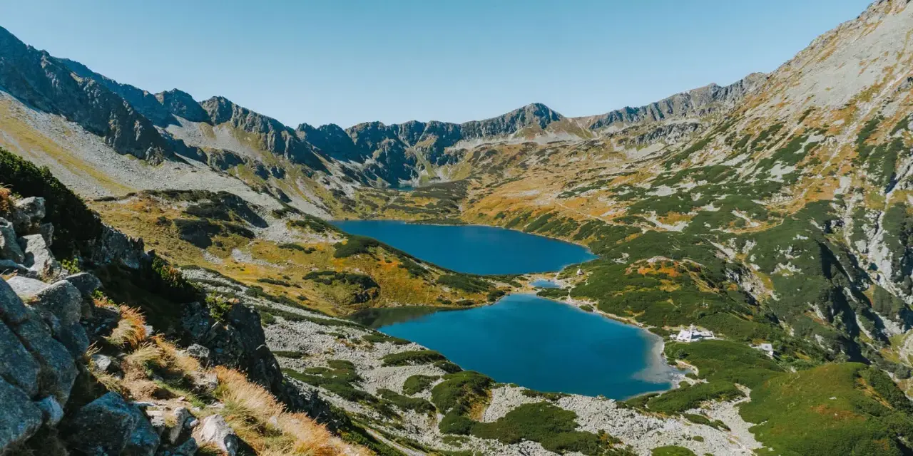 Widok na Tatry Wysokie, gdzie morskie oko trasa prowadzi przez malownicze doliny z jeziorami.