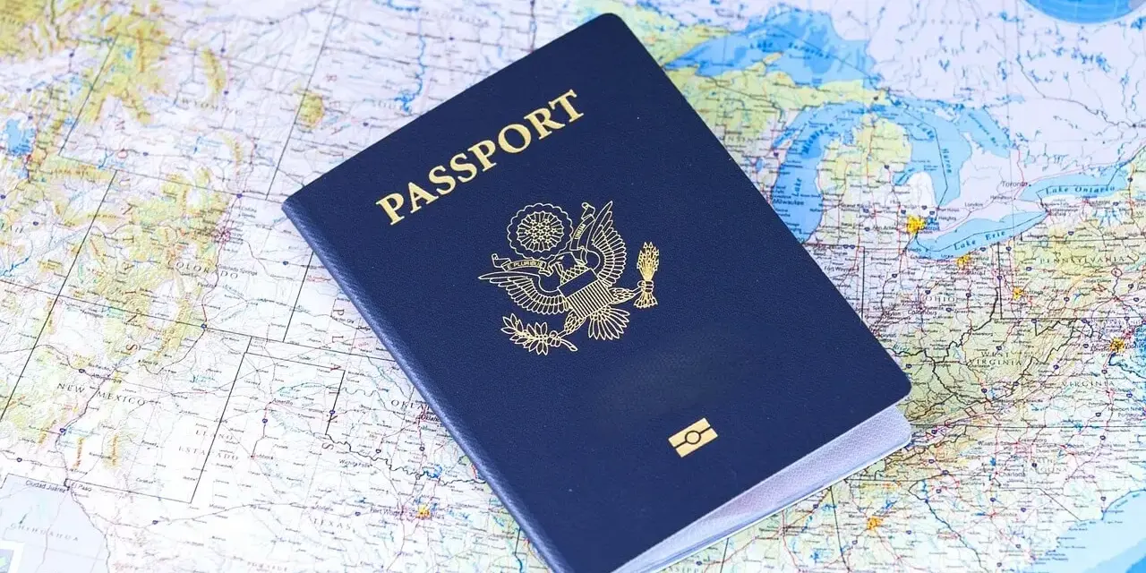 Paszport USA na mapie. Planujesz podróż? Sprawdź, czy do Islandii można lecieć na dowód osobisty, czy potrzebny jest paszport.