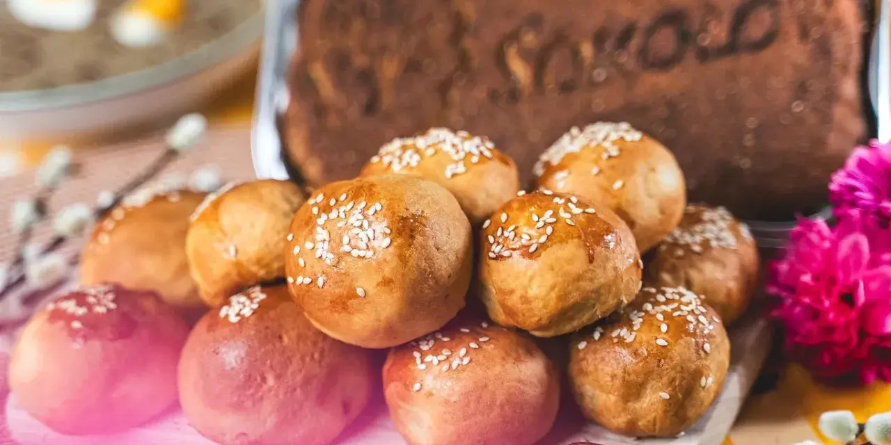 Pyszne przystawki na Wielkanoc: babeczki z makiem i sezamem, żurek z jajkiem i ciasto z napisem "Sokolo".