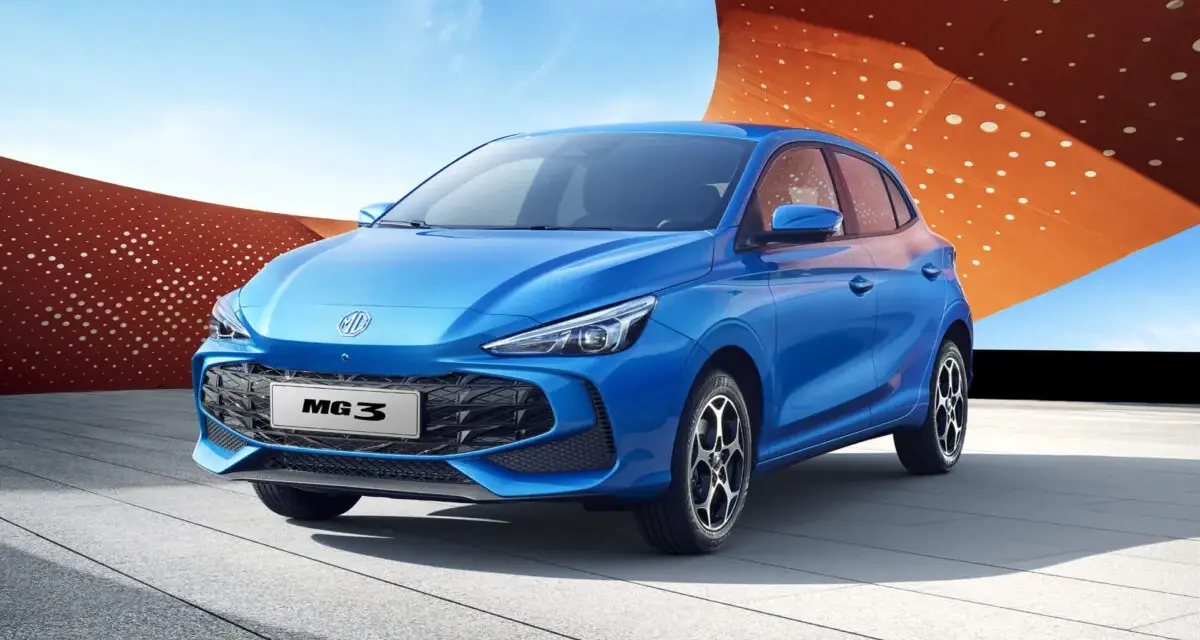 Niebieski samochód MG3 Hybrid+ na tle nowoczesnej architektury.